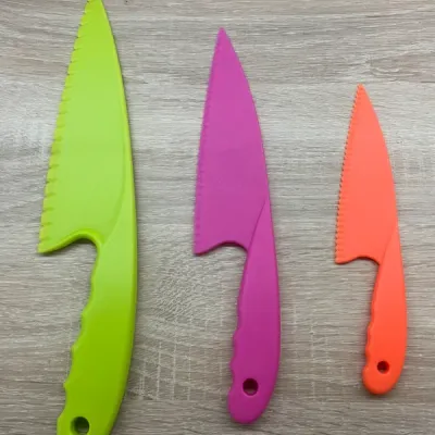 Lot de 3 couteaux plastique